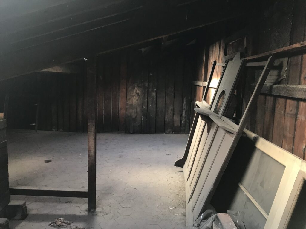 Grenier avant travaux avec charpente apparente - projet de rénovation Dallery, Paris